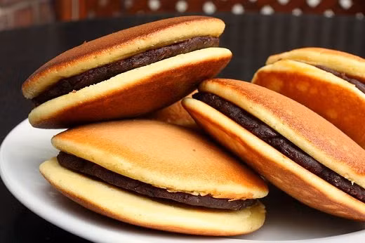  Dorayaki: Dorayaki chính là chiếc bánh rán lừng danh mà mèo máy Doraemon mê mẩn. Nhân bánh truyền thống là mứt đậu đỏ azuki, ngày nay, người Nhật còn kẹp bánh rán với mứt hạt dẻ, phô mai, kem phô mai, kem bơ để thêm đa dạng.