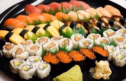 Sushi có rất nhiều loại để thực khách thưởng thức: Nigiri, Makizushi, Inarizushi, Chirashizushi, Oshizushi. Ngày nay, vì mức độ nổi tiếng của mình mà sushi xuất hiện ở mọi quốc gia trên thế giới.