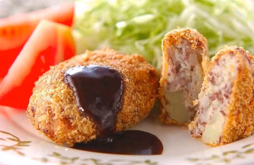  Beef/Chicken Korokke: Beef Korokke – bánh khoai tây thịt bò là những viên bánh với lớp vỏ ngoài giòn rụm bên trong là nhân khoai tây trộn lẫn với thịt bò nhuyễn mịn nóng hổi.
