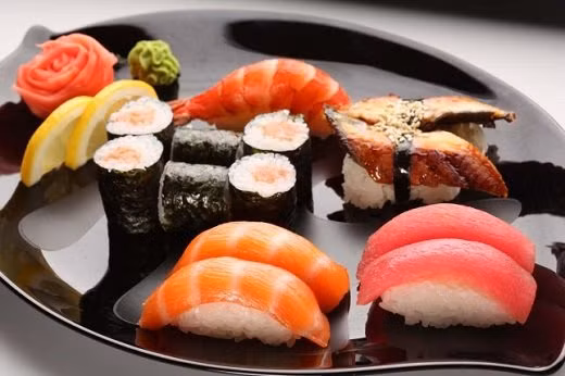  Sushi: Sushi là một trong những món ăn truyền thống đặc sắc của nền ẩm thực Nhật Bản. Nguyên liệu chính để làm nên món sushi là cơm trộn dấm kết hợp với các loại thức ăn như cá sống, trứng cá, hải sản tươi sống, rau củ, wasabi (mù tạt).