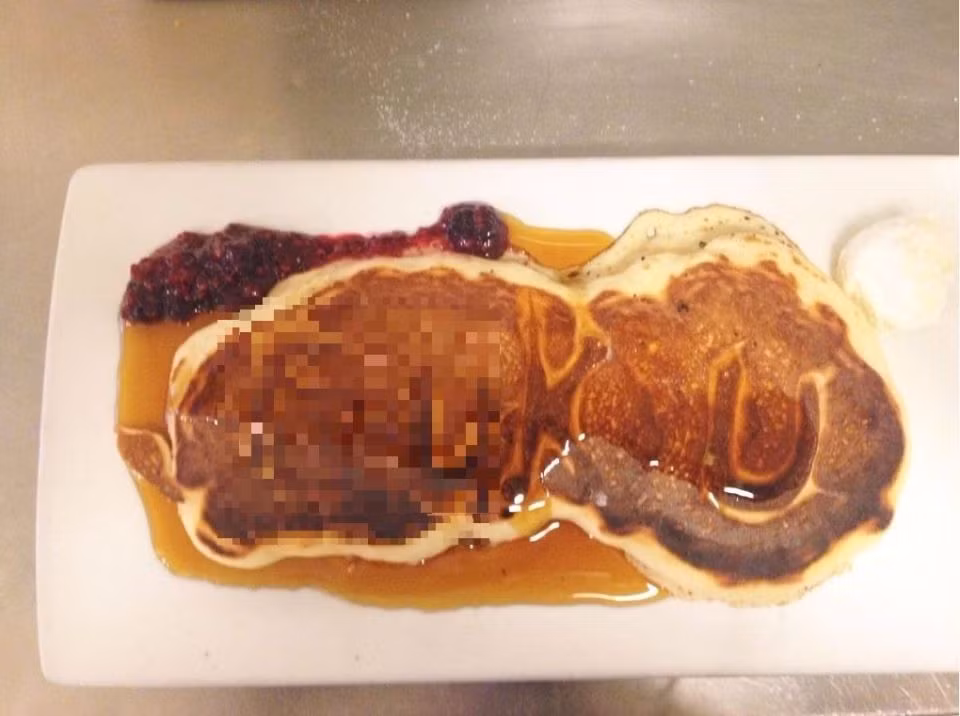 Món bánh mì nướng cháy đen làm người ta liên tưởng đến một hình ảnh thật thô lỗ.