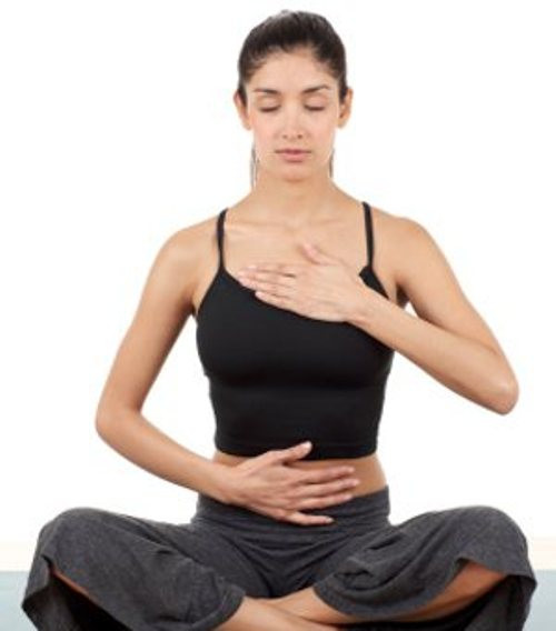  Hít thở bằng bụng: Thở bằng bụng cũng là bài tập luyện giúp cho cơ bụng săn chắc, vòng eo thon gọn, đồng thời còn giúp không khí lưu thông trong phổi tốt hơn, tăng khả năng vận chuyển oxy vào máu. Khi hít vào thì bụng phình ra và thở ra siết chặt cơ bụng lại.