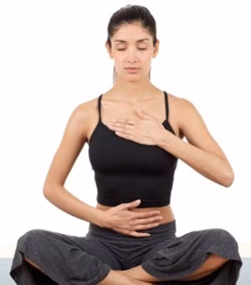  Hít thở bằng bụng: Thở bằng bụng cũng là bài tập luyện giúp cho cơ bụng săn chắc, vòng eo thon gọn, đồng thời còn giúp không khí lưu thông trong phổi tốt hơn, tăng khả năng vận chuyển oxy vào máu. Khi hít vào thì bụng phình ra và thở ra siết chặt cơ bụng lại.