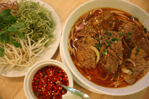  Bún bò cay: Được chế biến khá cầu kỳ, bún bò cay được nấu với rất nhiều ớt sừng trâu tươi, chín làm cho nước bún có màu đỏ tự nhiên và nguyên chất, kích thích vị giác và bắt mắt người ăn.