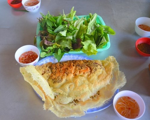  Bánh xèo: Nổi tiếng nhất là bánh xèo A Mật. Nhân bánh được làm từ hành lá cắt nhỏ, những con tôm đỏ au cùng hành tây thái mỏng, đậu xanh chín mềm và vài sợi củ sắn. Món này ăn kèm rau sống và chấm mắm ớt chua ngọt.