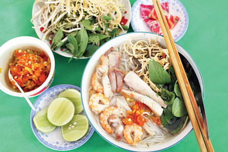  Bún nước lèo: Là loại bún được bán nhiều ở vùng đất cực Nam của Tổ quốc, bún nước lèo Bạc Liêu được nấu trong nồi đất để giữ vị ngọt của tôm, cá, nước dừa và dậy mùi thơm từ mắm. Bún ăn kèm bắp chuối thái mỏng, giá, húng quế... Một số nơi còn ăn thêm mực tươi, thịt lợn quay, chả giò, bánh cống... 