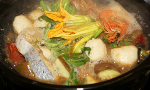  Lẩu mắm: Nhắc đến món ăn ở Bạc Liêu không thể bỏ quên món lẩu mắm. Người dân nơi đây thường chế biến món lẩu này từ mắm cá sặc cùng nước dừa tươi, sả và tỏi phi thơm ngào ngạt. Lẩu mắm ăn kèm thịt ba chỉ, các loại cá lóc, cá ba sa... và các loại rau cần, rau muống, mồng tơi, cải tím, ngó sen, bông so đũa, lục bình... 