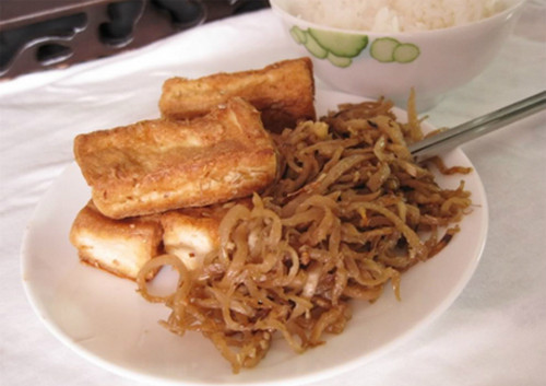  Xá Pấu: Hay còn gọi là món củ cải muối. Cách chế biến xá pấu cũng khá dễ: củ cải rửa sạch, cắt thành cọng nhỏ phơi khô sau đó muối với đường, ngũ vị hương. Món này ăn ngon nhất khi kết hợp cùng cháo trắng, đậu phụ rán giòn.