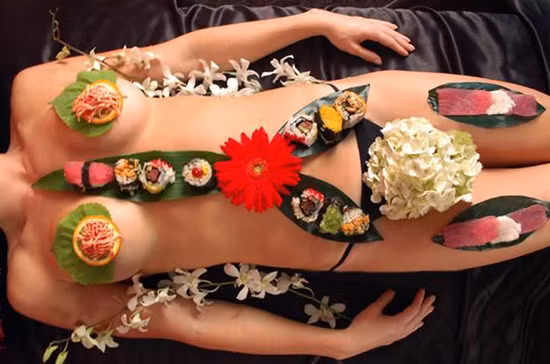  7. Món ăn thô tục nhất: Đó là tiệc sushi Nyotaimori đặc biệt nhất được trình bày trên cơ thể của một cô gái khỏa thân. Tờ Telegraph nhận xét đây là món ăn thô tục nhất thế giới, bất chấp việc những món ăn được bày trí khá đẹp mắt và tinh tế. Để có thể thưởng thức một bữa tiệc sushi ở Nhật Bản này thì bạn cũng phải chi ra một khoản kha khá đấy. 