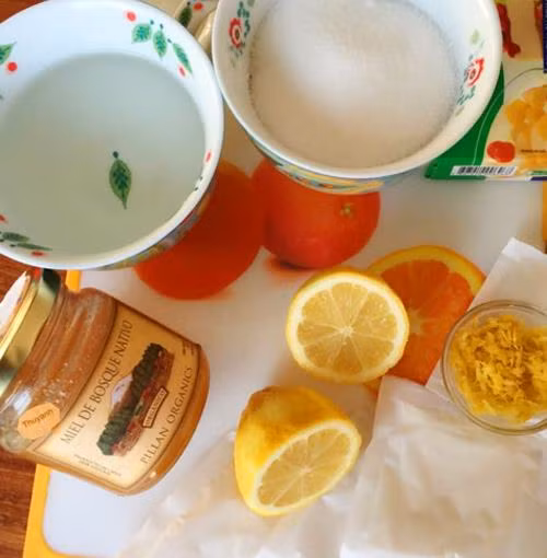  Công thức 2: Cách làm kẹo gôm chanh mật ong: Nguyên liệu cho công thức này gồm: 20gr bột gelatin, 2 thìa mật ong, 2 quả chanh tươi, 200gr đường trắng, 100lm nước.