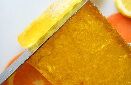  Bước 6: Để hỗn hợp kẹo trong ngăn mát tủ lạnh khoảng 2 tiếng cho kẹo đông lại. Sau đó thái kẹo thành những miếng nhỏ vừa ăn.