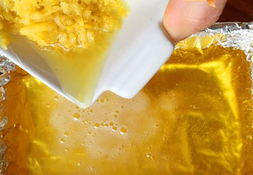  Bước 5: Cho vỏ chanh đã nạo sợi vào hỗn hợp kẹo.