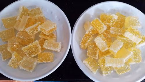  Bước 3: Sau khi hỗn hợp kẹo nguội, bạn cho vào ngăn mát tủ lạnh rồi để khoảng 3- 4 giờ. Sau khi kẹo đông lại, bạn cắt thành miếng nhỏ vừa ăn rồi rắc đường kính lên bề mặt để tạo lớp bao đường cho kẹo gôm chanh thêm đẹp mắt. Lớp đường này cũng sẽ giúp kẹo không bị dính nữa đấy.