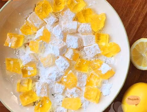  Bước 7: Tương tự như cách làm kẹo gôm chanh thứ nhất, bạn phủ một lớp đường lên trên hoặc có thể thay thế bằng lớp bột cũng rất đẹp mắt.