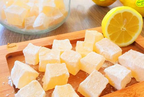 Vậy là đã xong các công đoạn làm kẹo gôm chanh rồi đó. Và bây giờ bạn chỉ cần cho bé thưởng thức thành phẩm mình làm ra.