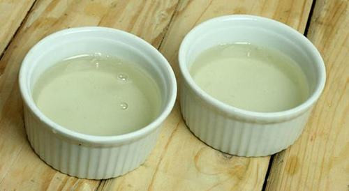  Bước 2: Đun hỗn hợp trên bếp với lửa liu riu, đến khi nước sôi thì bạn đổ nước cốt chanh leo vào. Tiếp tục đun khoảng 5 - 7 phút thì tắt bếp. Bạn đổ ra khuôn sứ đã quết sẵn một lớp dầu ăn mỏng.