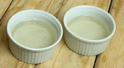  Bước 2: Đun hỗn hợp trên bếp với lửa liu riu, đến khi nước sôi thì bạn đổ nước cốt chanh leo vào. Tiếp tục đun khoảng 5 - 7 phút thì tắt bếp. Bạn đổ ra khuôn sứ đã quết sẵn một lớp dầu ăn mỏng.