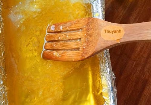  Bước 4: Sau đó bạn đổ hỗn hợp kẹo gôm chanh mật ong vào khay.