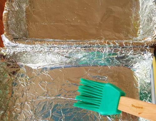  Bước 3: Bạn lót giấy bạc lên khay nướng, phết lên đó một lớp dầu mỏng.