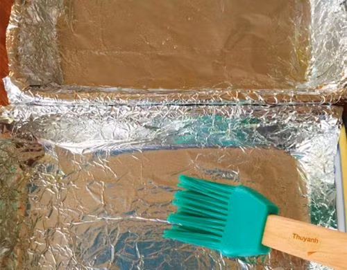  Bước 3: Bạn lót giấy bạc lên khay nướng, phết lên đó một lớp dầu mỏng.