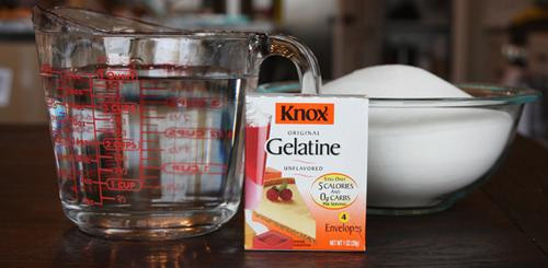  Công thức 1: Cách làm kẹo gôm chanh leo vàng ươm: Nguyên liệu gồm có: 1 gói bột gelatin 25g, 15ml nước cốt chanh leo leo (sử dụng chanh leo đề làm giảm bớt độ chua), 150g đường trắng, 65ml nước đun sôi để nguội. 