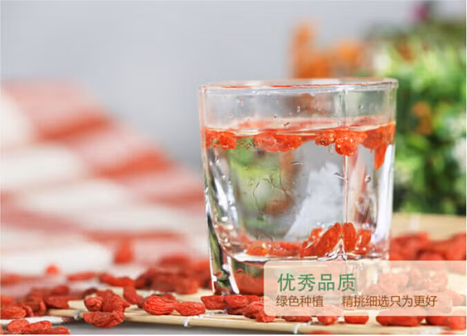 Nếu bị thiếu máu gan, sẽ dẫn đến tình trạng khô mắt, mỏi mắt, chóng mặt và dâu sói cũng có thể giảm nhẹ những triệu chứng này. Kể cả bệnh khô mắt do ngồi máy tính nhiều cũng có thể uống trà wolfberry . Cách làm rất đơn giản, chỉ cần dầm quả này vào nước nóng là đã có một tách trà thải độc gan dâu sói đạt chuẩn.