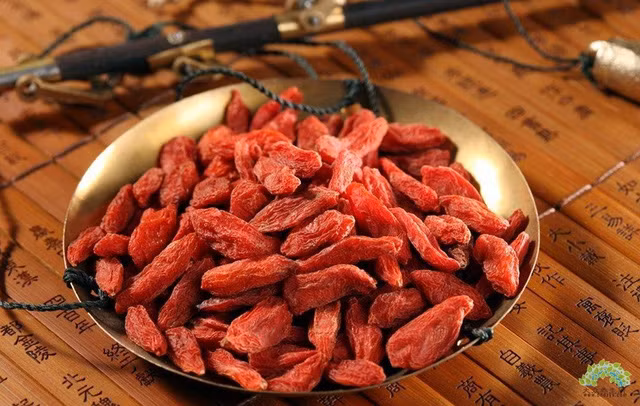 Trà dâu sói (wolfberry ). Các polysaccharide có trong loại quả này có thể bảo vệ gan khỏi tổn thương và sửa chữa những tổn thương gan. Ngoài ra, các chuyên gia nghiên cứu thuốc bắc cho rằng, quả này có thể ức chế sự lắng đọng của chất béo trong các tế bào gan và phát huy vai trò của các tế bào gan.