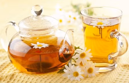 Hoa cúc. Trà hoa cúc từ lâu đã được biết đến với tác dụng thanh nhiệt và thải độc. Nó có thể làm cho đầu óc tỉnh táo, sảng khoái, đặc biệt nó làm cho bạn bớt căng thẳng khi giận giữ.