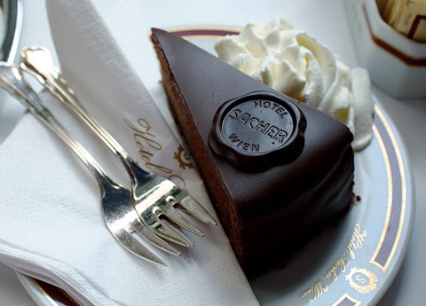  3. Bánh SacherTorte: Là một loại bánh truyền thống của thành phố Vienna, Áo, Sachertorte nguyên bản có vị ngọt nhẹ, chỉ có 2 lớp bạt bánh kẹp 1 lớp nhân mứt mơ, bên ngoài phủ kem chocolate ganache, rồi tráng thêm 1 lớp chocolate glacage bóng như kính.