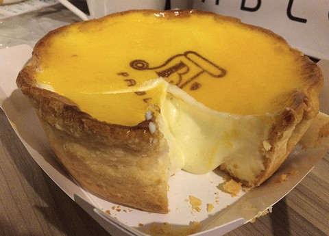  4. Bánh phô mai: Khi đến Tokyo, Nhật Bản, du khách có thể tham khảo hơn 200 loại bánh Kit Kats khác nhau hoặc thử bánh Mochi nổi tiếng. Tuy nhiên, bánh phô mai Nhật cũng là một loại bánh không thể thiếu của Tokyo. Bánh có độ béo ngậy, độ ngọt vừa phải, béo mà không ngán, ruột bánh ẩm, mềm mịn, nhẹ xốp, cảm giác khi ăn như tan ngay trong miệng. 