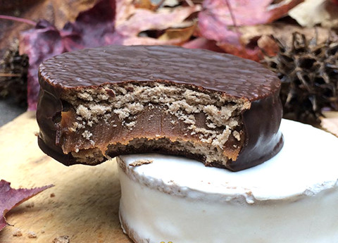  9. Bánh kem sữa Dulce de leche: là một loại kem sữa rất phổ biến ở các quốc gia Nam Mỹ. Tuy nhiên, khi đến với thành phố Buenos Aires, Argentina, ngoài vị ngọt, béo và rất thơm, loại bánh này còn được kẹp giữa hai chiếc bánh quy bơ giòn và chúng được gọi là bánh "alfajores".