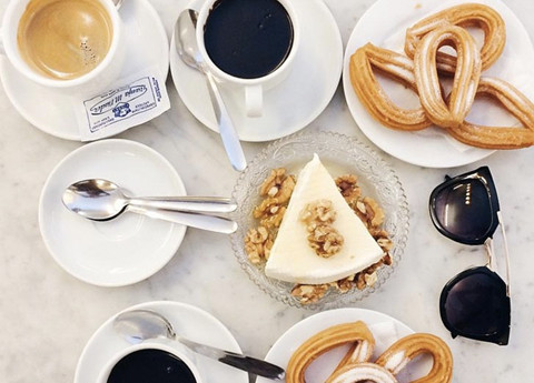  8. Bánh sô-cô-la, mè đen: Barcelona là địa điểm hấp dẫn với món bánh sô-cô-la kèm mè đen và sữa chua. Tuyệt vời hơn nữa khi bạn thưởng thức món này cùng với tách trà sữa nóng có hương vị đậm đặc.