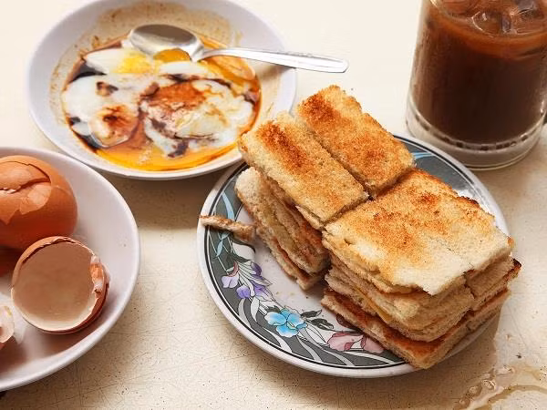  7. Bánh mì nướng kaya: Bánh kaya được xem là món ăn sáng phổ biến của người dân Singapore. Loại bánh mì với hương vị ngon ngọt, độc đáo với mùi trứng thơm ngon, kẹp giữa là nhân sóng sánh thơm phức.