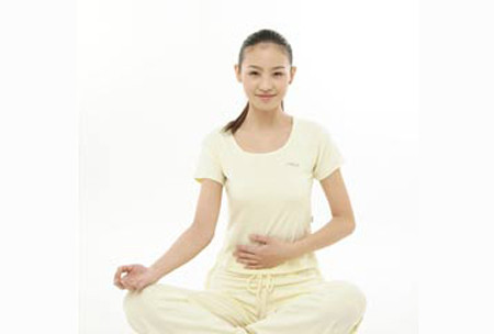  Hóp bụng: Động tác vận động bụng này tuy đơn giản nhưng có tác dụng tương đương với việc dùng gen quấn quanh bụng. Động tác này cũng giúp vùng da bụng có độ đàn hồi, chống chảy xệ. Do đó, bạn hãy hóp bụng bất cứ lúc nào, như: trong khi đi, đứng, ngồi, lái xe, trong khi làm việc, nấu ăn, chơi thể thao,… bằng cách giữ cho lưng luôn thẳng, ưỡn ngực và siết chặt bụng