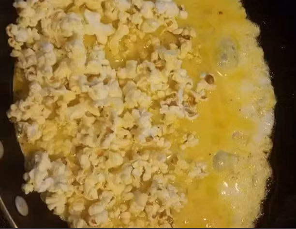 Món trứng tráng bỏng ngô hết sức sáng tạo của "siêu đầu bếp". Không phải ai cũng đủ liều để thưởng thức một bữa ăn hỏng như thế này.