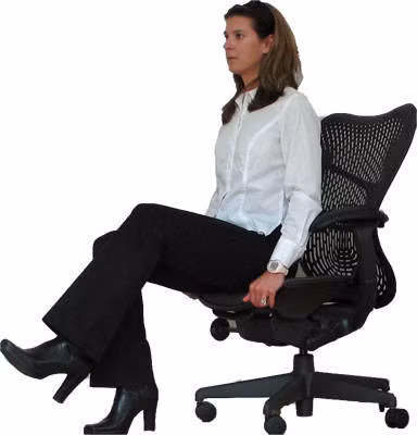  Động tác 4: Giữ lưng thẳng khi ngồi trên ghế, nâng chân trái lên cao khoảng 25 – 30cm so với mặt đất, giữ nguyên trong vòng 5 giây, rồi thả chân trái xuống và thực hiện tương tự với chân bên phải. Thực hiện 20 lần mỗi chân sẽ giúp giảm mỡ đùi, bắp chân, bụng và lưng hiệu quả. 