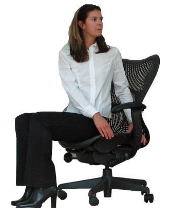  Động tác 3: Ngồi trên ghế, giữ cho thẳng lưng, đặt hai tay sang bên trái, rồi từ từ xoay thân trên sang bên trái, cố xoay vặn kéo căng phần eo. Giữ yên như vậy trong 20 giây. Sau đó, bạn trở về tư thế ban đầu, đổi sang phải và lặp lại động tác như trên. Bạn nên thực hiện như vậy 15 lần mỗi bên để mang lại hiệu quả giảm mỡ tối đa.