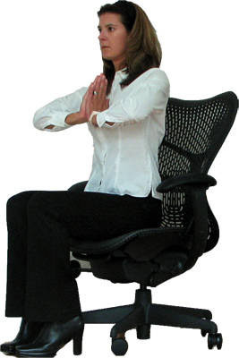  Động tác 2: Vẫn ngồi thẳng lưng trên ghế, bạn đưa hai tay chắp lại trước ngực, khuỷu tay đưa về hai bên. Sau đó, từ từ xoay cổ sang bên trái rồi sang bên phải. Thực hiện lặp lại động tác 10 lần mỗi bên. Nên thực hiện động tác này giữa buổi chiều, giúp chuyển hóa bớt năng lượng, tránh tình trạng mỡ tập trung nhiều vùng bụng. 