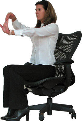  Động tác 1: Ngồi thẳng lưng trên ghế, hai chân chạm sàn. Sau đó đưa cánh tay duỗi thẳng về phía trước mặt, lấy bàn tay trái kéo căng đầu ngón tay phải. Giữ tư thế này trong 30 giây, rồi đổi tay thực hiện lại động tác này với bàn tay khác. Bạn nên lặp lại động tác này 10 lần/ ngày. Thực hiện động tác giảm mỡ bụng cho dân văn phòng này thường xuyên còn giúp bạn tránh được căng thẳng, mệt mỏi.