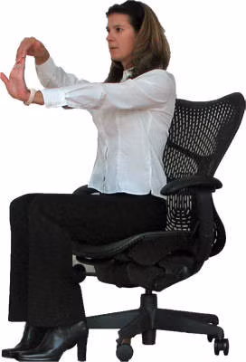  Động tác 1: Ngồi thẳng lưng trên ghế, hai chân chạm sàn. Sau đó đưa cánh tay duỗi thẳng về phía trước mặt, lấy bàn tay trái kéo căng đầu ngón tay phải. Giữ tư thế này trong 30 giây, rồi đổi tay thực hiện lại động tác này với bàn tay khác. Bạn nên lặp lại động tác này 10 lần/ ngày. Thực hiện động tác giảm mỡ bụng cho dân văn phòng này thường xuyên còn giúp bạn tránh được căng thẳng, mệt mỏi.