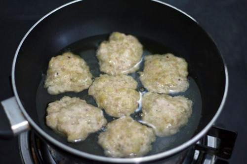  Bước 5: Chả sau khi hấp chín bạn sẽ tiến hành chiên. Đặt một chiếc chảo lên bếp, đổ dầu ăn vào và đun sôi. Khi dầu đã sôi kỹ hãy thả từng miếng chả vào. Nên cho dầu ngập miếng chả, như vậy chiên sẽ nhanh và miếng chả đẹp mắt hơn. Trong quá trình chiên, bạn nhớ lật chả để tạo độ vàng đều cả hai mặt. 