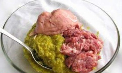  Bước 2: Bạn cho thịt xay và giò sống, thêm chút nước mắm vào hỗn hợp trứng - cốm đã trộn ở bước 1. Nước mắm sẽ giúp món chả cốm thơm ngon hơn hẳn so với dùng bột canh hay hạt nêm. Sau đó dùng đũa trộn đều các nguyên liệu này lên.