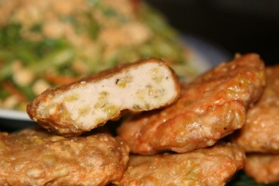  Bước 6: Khi miếng chả cốm ngả màu vàng, bạn gắp ra một chiếc đĩa có lót sẵn giấy thấm dầu. Vậy là bạn đã hoàn thành xong cách làm chả cốm ngon như ngoài hàng rồi đấy.