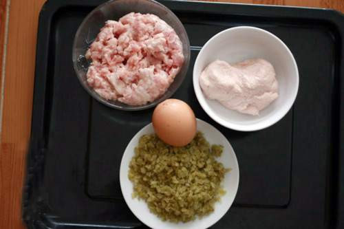 Tất cả nguyên liệu bạn cần chuẩn bị là: 400gr cốm dẻo, 200gr thịt lợn xay, 200gr giò sống, 1 quả trứng gà, mắm, muối, gia vị.