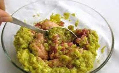 Bạn không nên thêm hành, hạt tiêu hay các loại gia vị khác để món chả cốm vẫn giữ được nguyên vẹn hương vị của thịt và cốm.