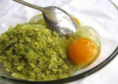  Bước 1: Cốm mua về được đổ vào bát, đập trứng vào. Dùng đũa đánh tan trứng cho trộn đều với cốm xanh, như vậy khi chiên, miếng chả cốm sẽ nở đẹp hơn. Nếu cốm vẫn còn dẻo và mềm thì bạn để khoảng 2 phút, nếu cốm hơi khô và cứng thì bạn để 5 phút. Tuyệt đối không dùng nước lạnh để đánh cốm vì sẽ làm cốm bị nát và dính vào nhau. 