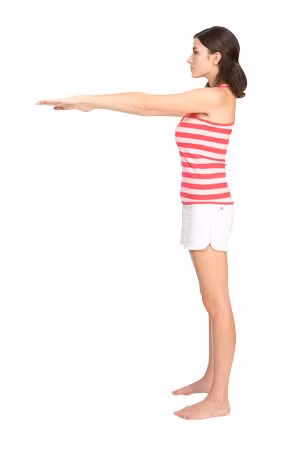  Ngồi xổm: Bạn hãy đứng trước chiếc ghế, hai chân dang rộng bằng vai, các ngón chân bật nhích lên. Hai tay đưa thẳng về phía trước để giữ thăng bằng. 