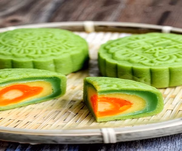 Bây giờ, bạn chỉ cần cắt bánh ra và thưởng thức thôi nào. Bánh Trung thu dành riêng cho người tiểu đường không chỉ có mùi thơm của lá dứa mà còn cực kỳ hấp dẫn với phần nhân 3 lớp gồm nhân trứng muối mằn mặn, nhân hạt sen thơm bùi cùng lớp custard beo béo. Món bánh này không hề ngọt nên ai cũng có thể ăn được.