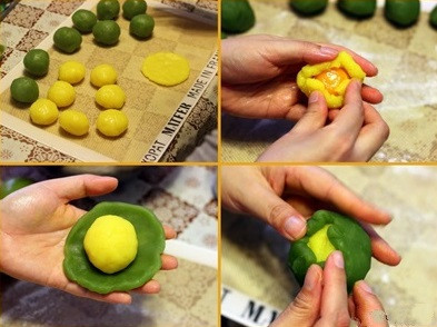  Bước 5: Dùng cân chia đều nhân hạt sen lá dứa thành các khối có trọng lượng khoảng 50g. Sau đó, vo tròn rồi dùng tay ấn dẹt xuống. Phần nhân custard ở trên, bạn cũng làm tương tự bằng cách ấn dẹt xuống. Sau đó, đặt phần nhân custard lên trên phần nhân hạt sen lá dứa, rồi cho một lớp trứng muối vào trong và bọc kín lại.