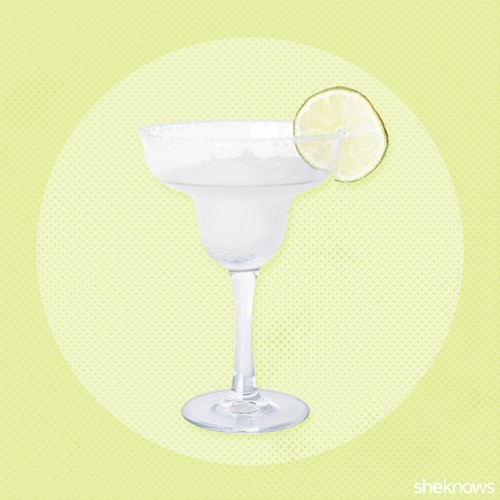 Tommy's Margarita. Về cơ bản, loại cocktail này gồm có rượu tequila, nước chanh tươi trộn đều và lắc cùng đá. Margarita sẽ có lượng calo cao đến 400, thế nhưng với phong cách pha hiện đại là thay thế tequila bằng rượu smokey mezcal thì bạn hoàn toàn yên tâm, nó sẽ chỉ dưới 200 calo.